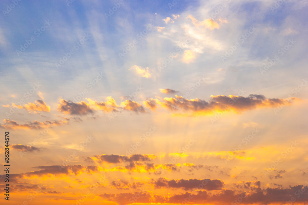 Obraz premium Colorful sunset sky above clouds with dramatic light in twilight time. Beautiful sunset background