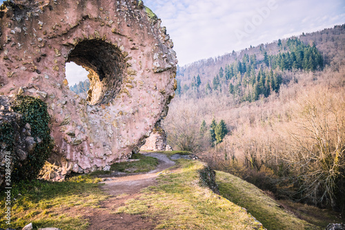 l’œil de la sorcière, à Thann, en Alsace, sous toutes ses coutures.. photo
