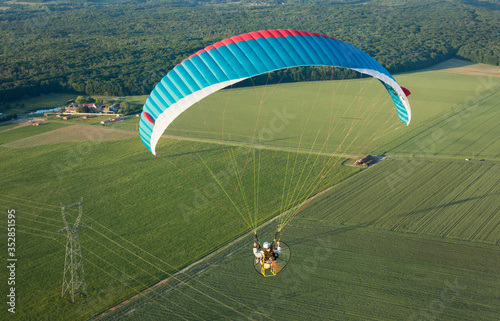 Parapente motorisé en vol au dessus de Saint-Chéron 91 , Essonne, France