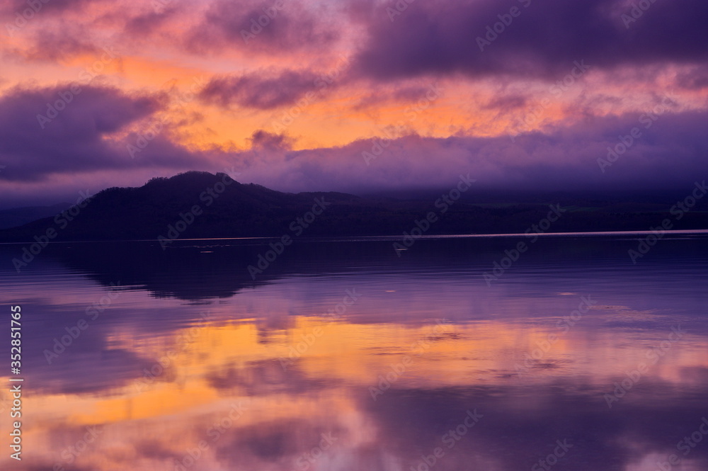 幻想的な夜明けの湖の風景。屈斜路湖、北海道、日本。
