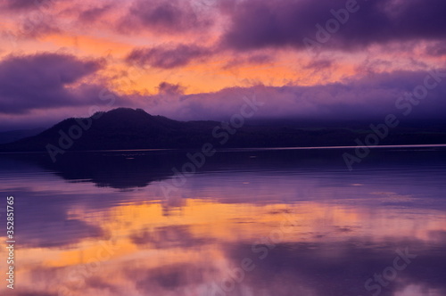 幻想的な夜明けの湖の風景。屈斜路湖、北海道、日本。 © Masa Tsuchiya