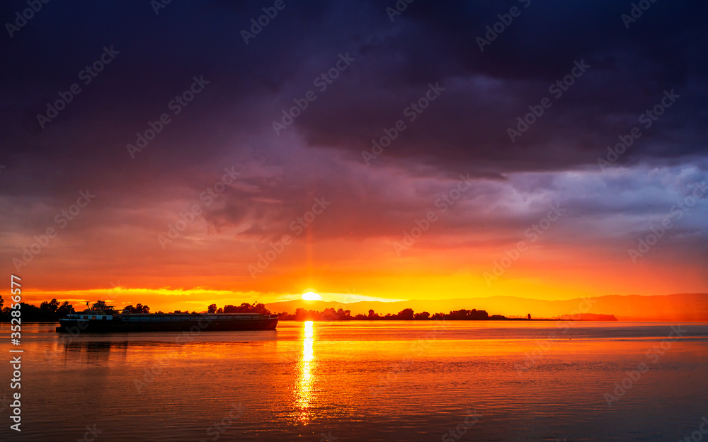 Obraz premium Dramatic stormy dark cloudy sky, natural photo background