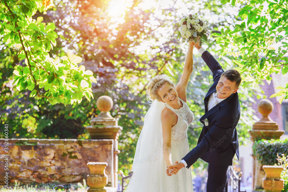 Ταπετσαρία beautiful bride and groom in the nature