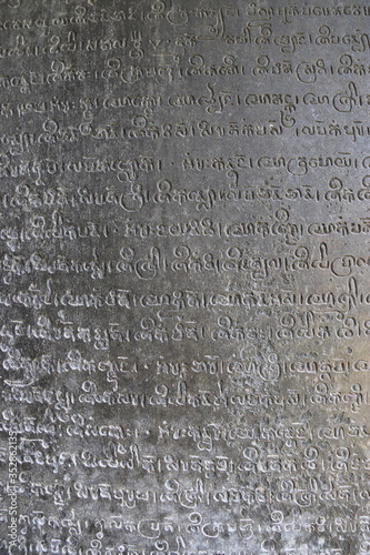 Ecriture calligraphique sur une pierre à Angkor, Cambodge 