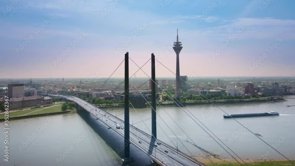 Drohnenaufnahme von Düsseldorf Skyline mit Rhein, Fernsehturm und Medienhafen