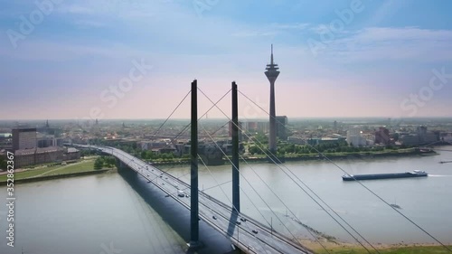 Drohnenaufnahme von Düsseldorf Skyline mit Rhein, Fernsehturm und Medienhafen