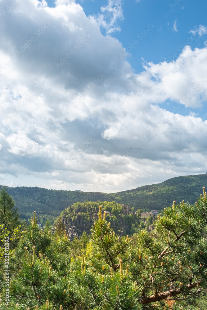 Blick von der Basteiaussicht auf Burg und Ort Oybin im Zitauergebirge Oberlausitz Schasen Deutschland