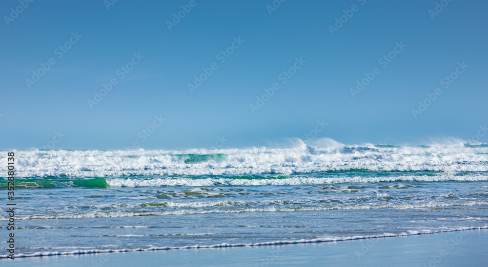 Fototapeta premium Brandung am Sandstrand in der Bretagne