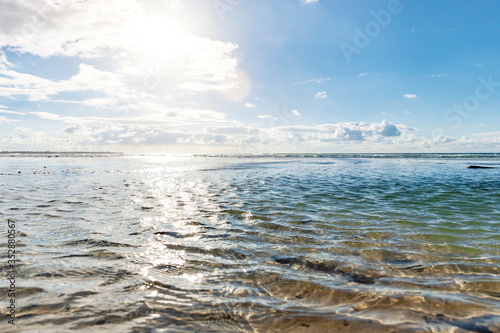 Wasserspiegelung am Sandstrand in der Bretagne