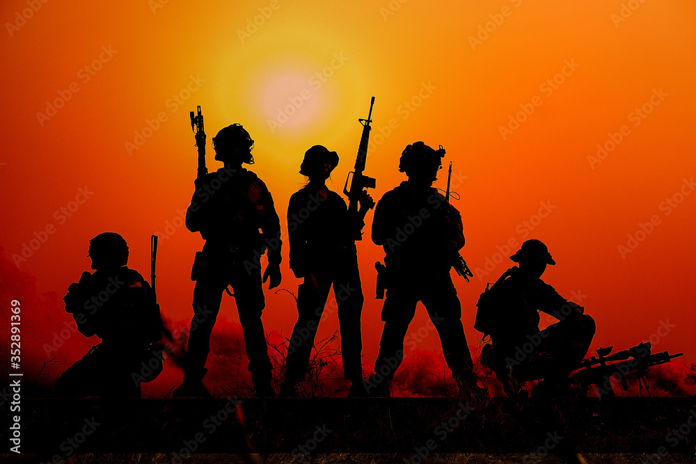 Obraz premium The silhouette of a military soldier with the sun as a Marine Corps for military operations