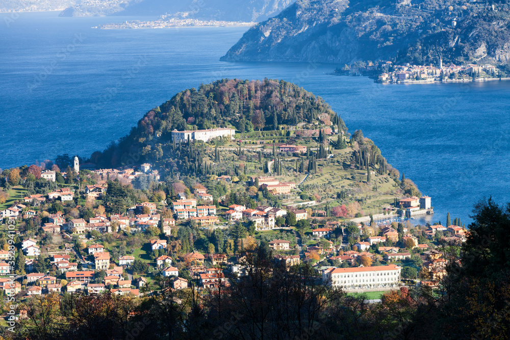 Bellagio, Como, Lombardia. Panoramica del borgo con i due rami del lago verso Varenna.
