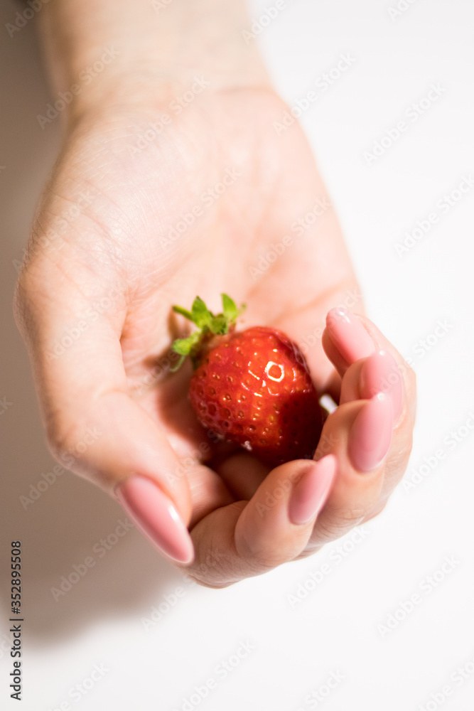 Obraz premium Strawberry in hand