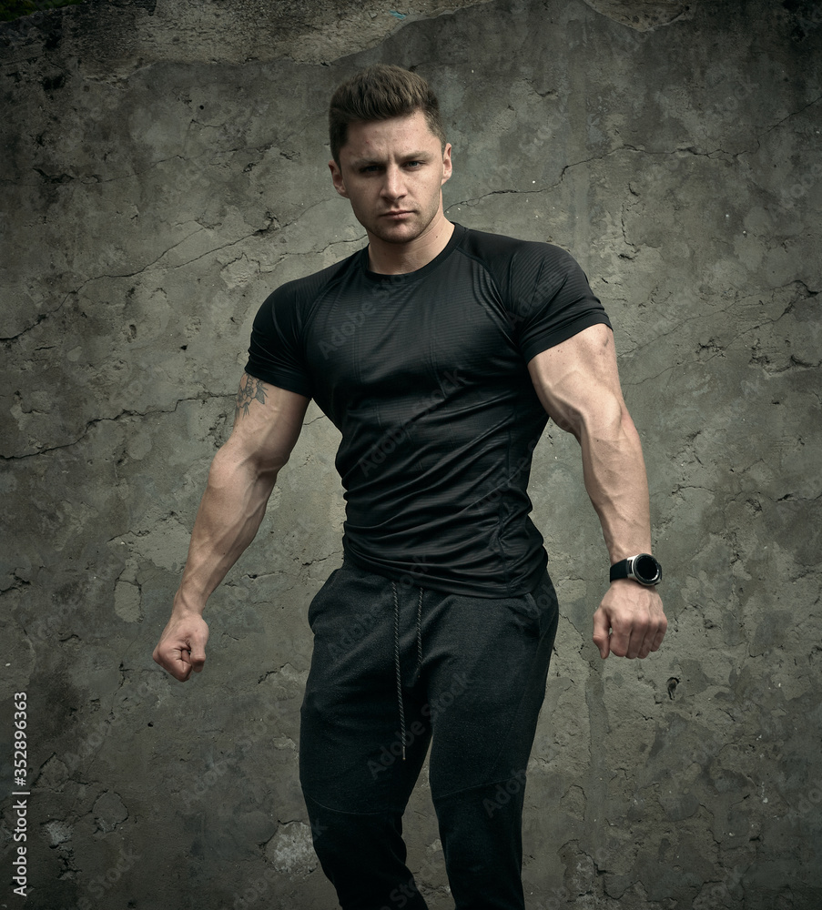 Attractive athletic portrait of a guy in a sports t-shirt. Beautiful  portrait of a fitness model. The concept of fitness, health, lifestyle.  Sportswear. Stock 写真 | Adobe Stock