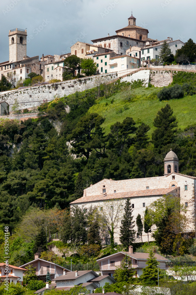 Arcevia, Ancona. Panoramica del borgo con le chiese