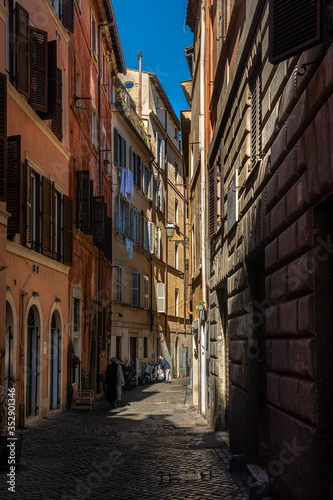 Klimatyczna uliczka w sercu Rzymu, piękna gra światła i cienia. © Kamil_k2p