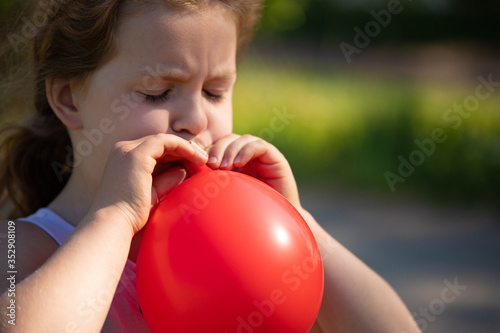 Kind spielt mit Luftballon