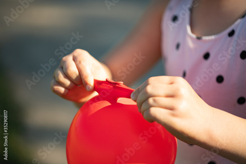 Foto Kind spielt mit Luftballon