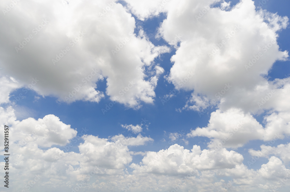 Fototapeta premium blue sky and white fluffy cloud horizon outdoor for background.