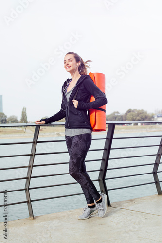 Sporty fit young woman in s...