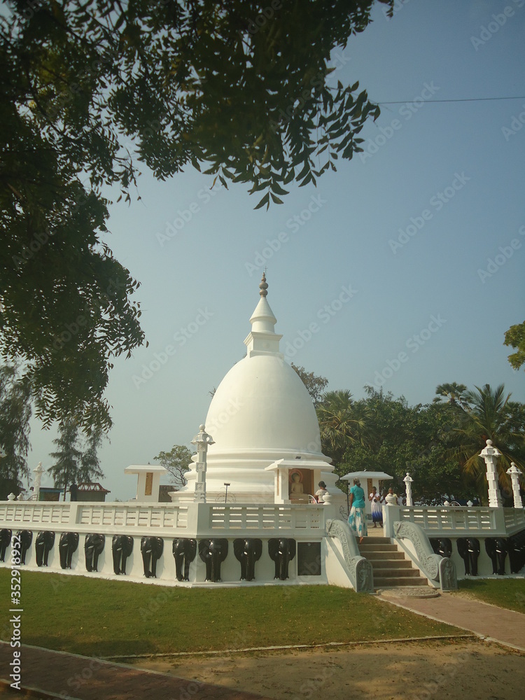 buddhist temple in sri lanka