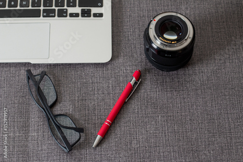 Laptop con objetos de utilidad para la fotografia como los lentes con discos duros para almacenar las fotos