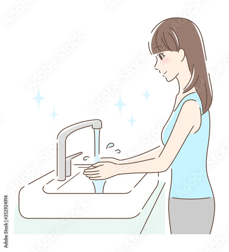 水道水で手を洗う女性