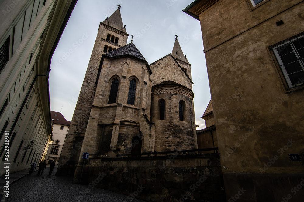 Fototapeta premium iglesia escondida en las calles de praga editorial