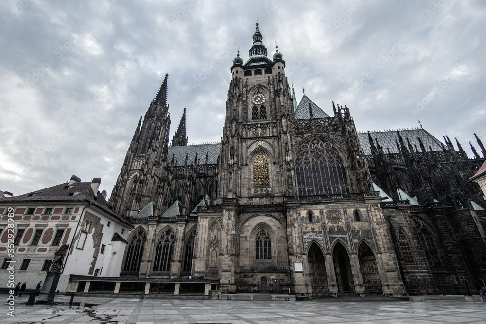 catedral gótica de praga vista general de la fachada cielo dramático