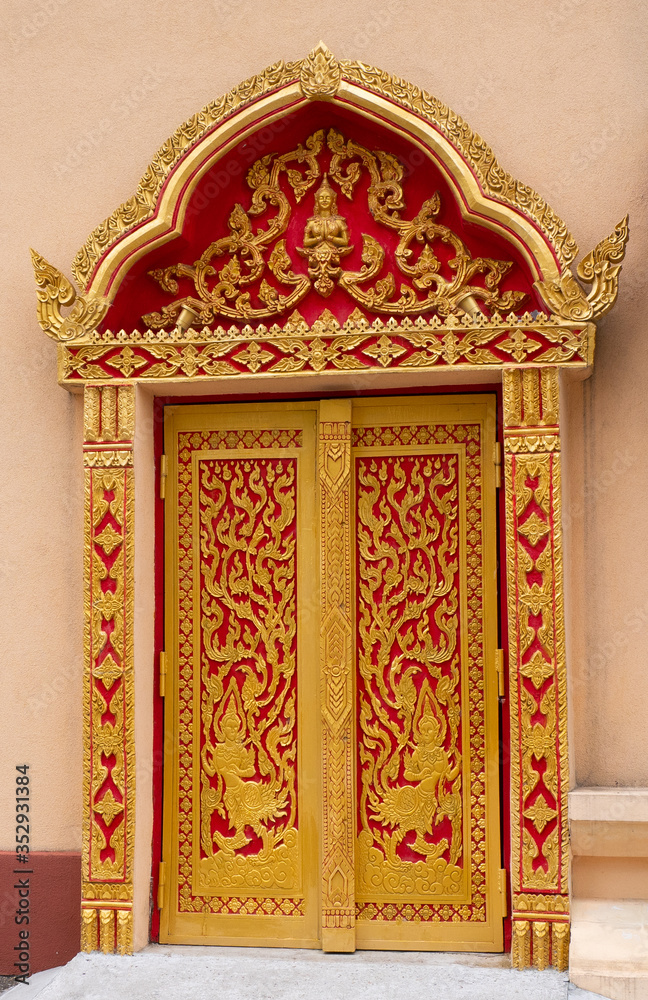 Porte d'un temple bouddhiste