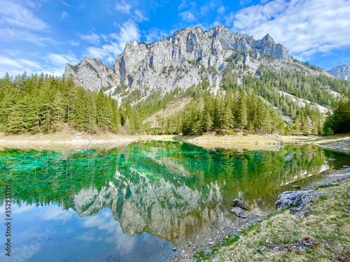Fototapeta Naklejka Na Ścianę i Meble -  Beautiful Green Mountain lake