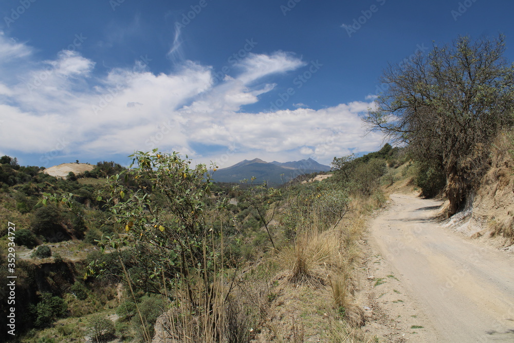 Camino secundario de tierra hace el volcán Nevado de Toluca Xinantécatl