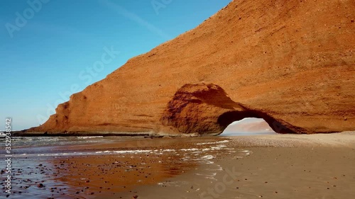 Roter Steinbogen an der Atlantikküste am Legzira-Strand, Marokko photo