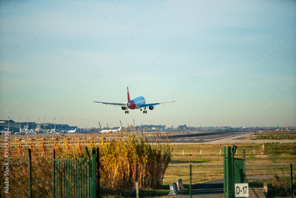 Φωτογραφία BARCELONA, CATALUNYA, SPAIN - DECEMBER 13, 2017: Iberia company plane landing at El Prat airport, Barcelona
