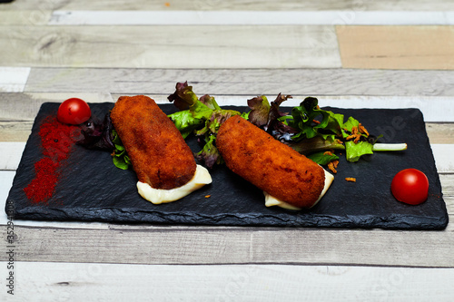 plato típico de España croquetas