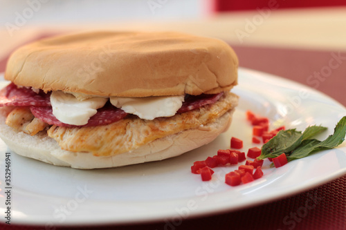 Sandwich de pollo y salame