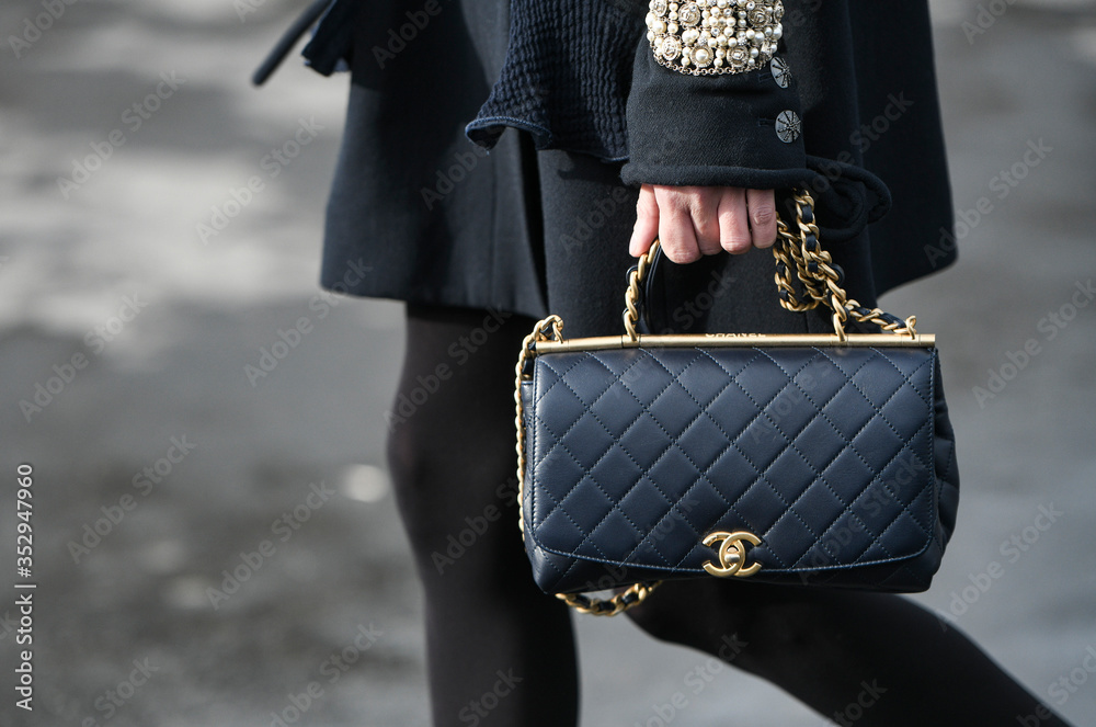 Paris, France – March 3, 2020: Black leather Chanel chain bag -  streetstylefw20 foto de Stock