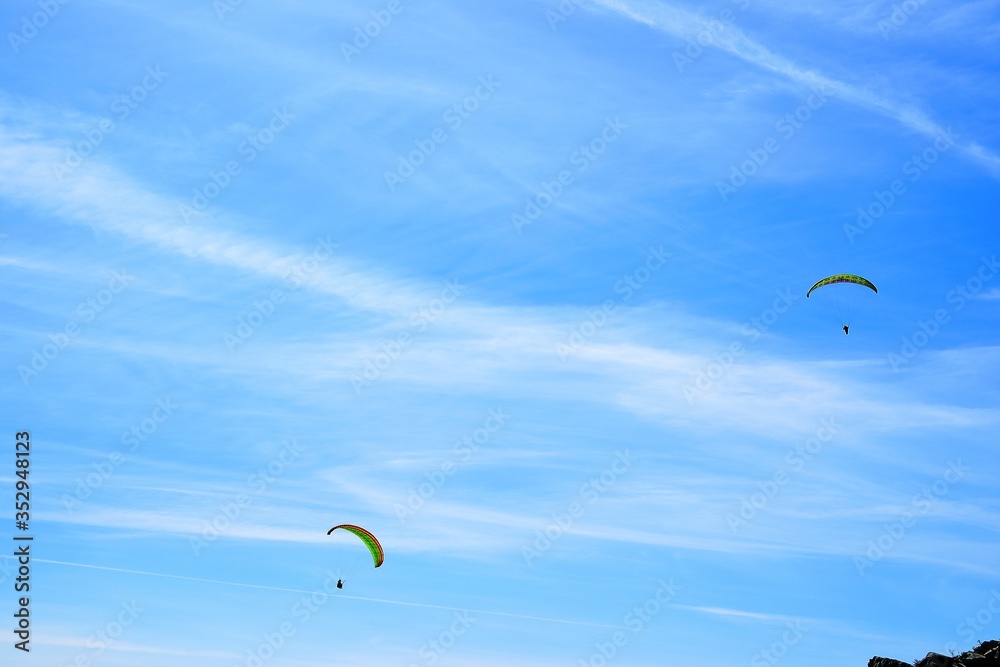 Pareja de parapentes en el cielo de Eslovaquia Pareja de parapentes en el cielo de Eslovaquia