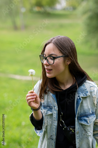 schöne Frau in der Stadt Berlin