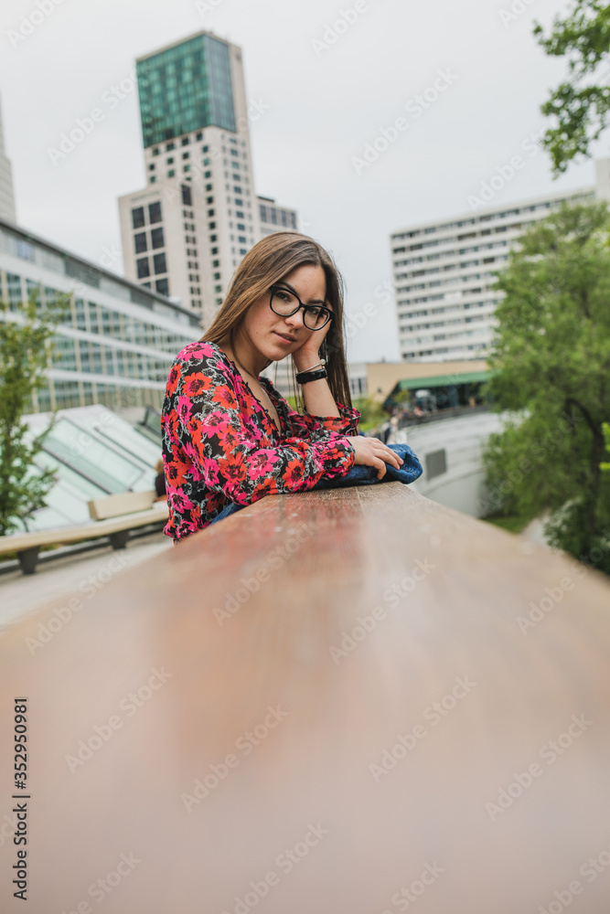 Fototapeta premium schöne Frau in der Stadt Berlin