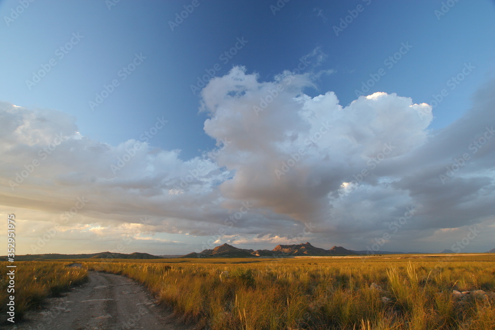 Atardecer nuboso sobre paisaje estepario. Sierra del Picarcho, Cieza, Murcia, España. Atardecer nuboso sobre paisaje estepario. Sierra del Picarcho, Cieza, Murcia, España.
