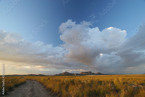 Atardecer nuboso sobre paisaje estepario. Sierra del Picarcho, Cieza, Murcia, España.