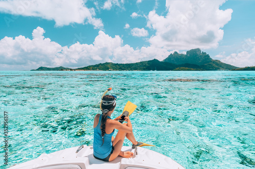 Photo Snorkel diving excursion boat tour from yacht luxury travel influencer going swimming in coral reefs of Tahiti, French Polynesia Bora Bora island