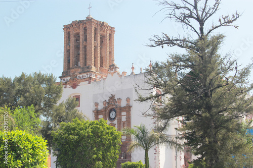 Fachada con ventanas inclinadas de la Parroquia del pueblo mágico Zimapán en Hidalgo México photo