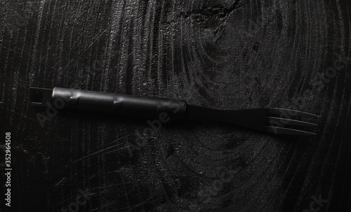 Obraz na płótnie Black mate fork on a pice of black wood w salonie