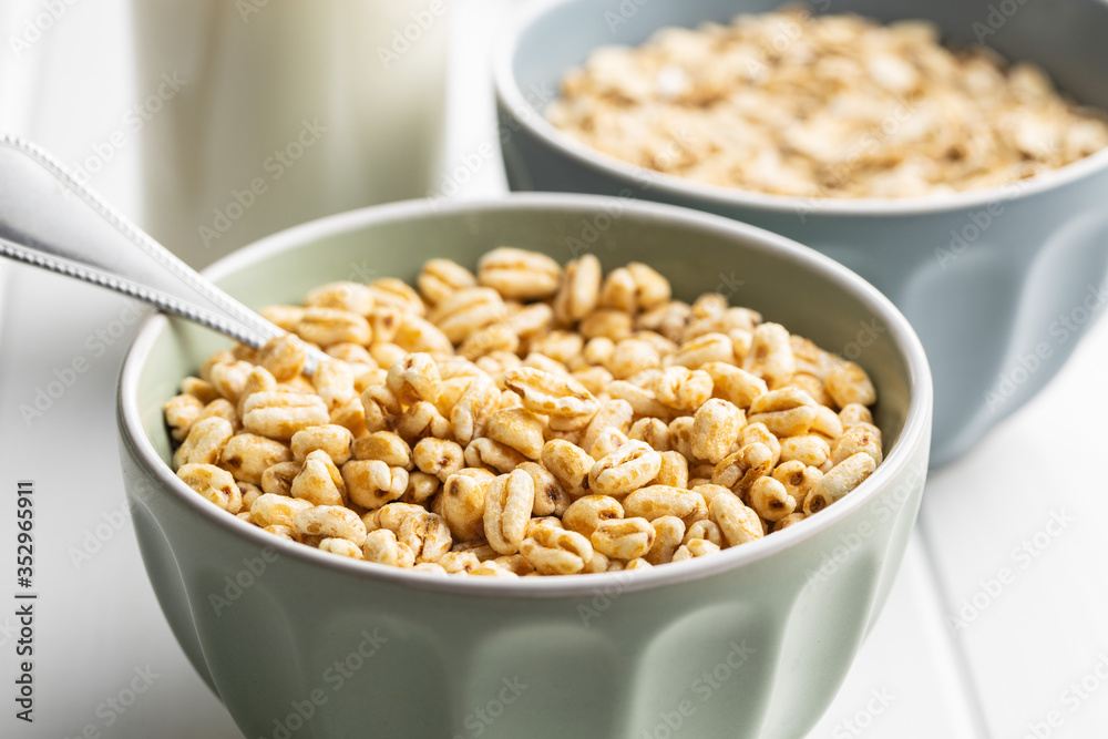 Puffed wheat covered with honey.