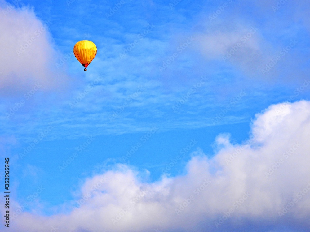Heissluftballon über den Wolken