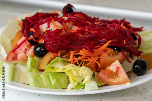 Obraz na płótnie Fresh vegetable salad isolated on white plate w salonie