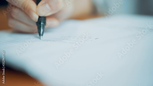 書いている手元