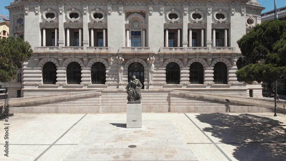 Obraz premium The Porto City Hall (Câmara Municipal) is perched atop the Avenida dos Aliados, or the Avenue of the Allies in Porto, Portugal. Garrett monument in Aliados Square.