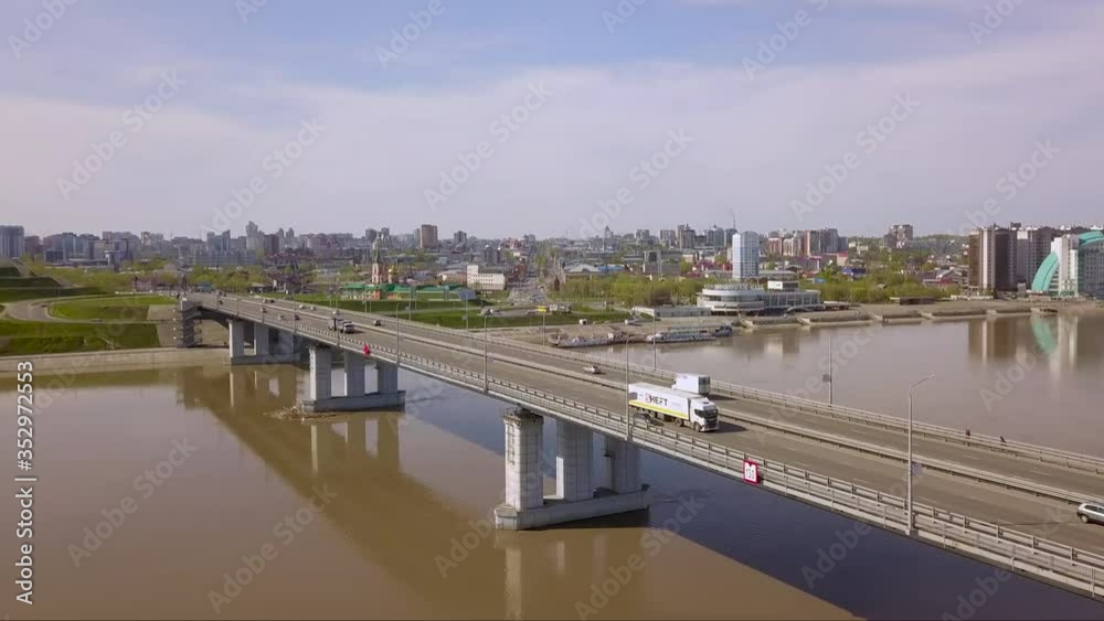 A flying camera takes the center of the city overlooking city traffic and a landmark. A flying camera takes the center of the city overlooking city traffic and a landmark.